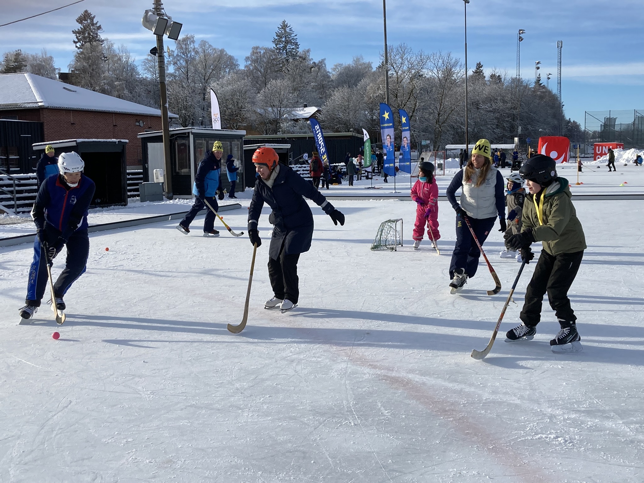 Pernilla Wiberg spelar bandy med Jonas Bergqvist (OS-guld i Hockey 1994 i Lillehammer), Jonas Liljeqvist (Tränare i Spånga Bromsten bandy) och andra. 