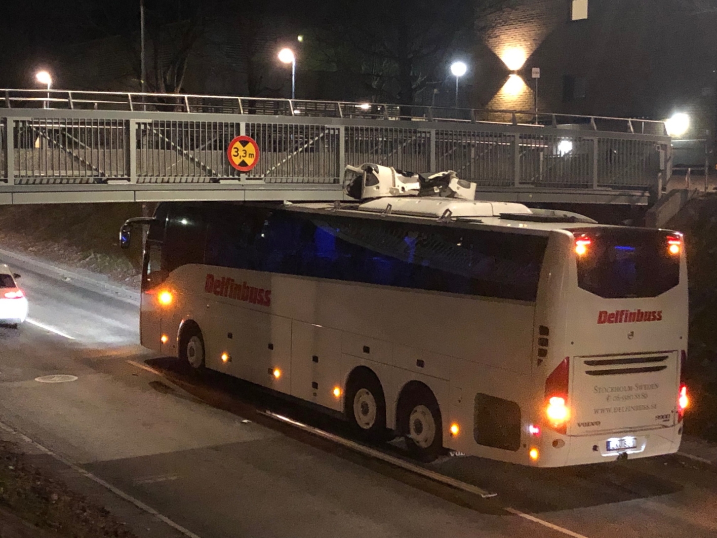 Buss fastnar under bro på Rinkebystråket.