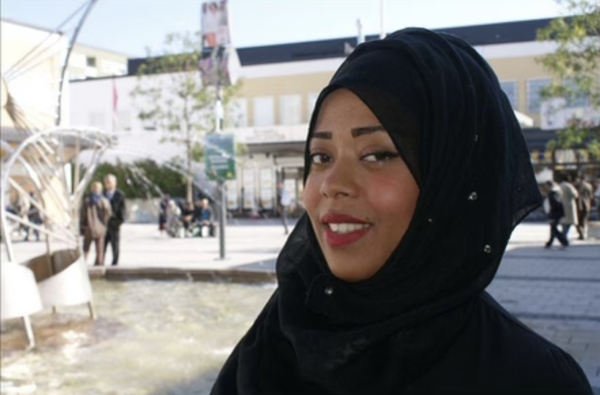 ung kvinna i hijab på Rinkeby torg.
