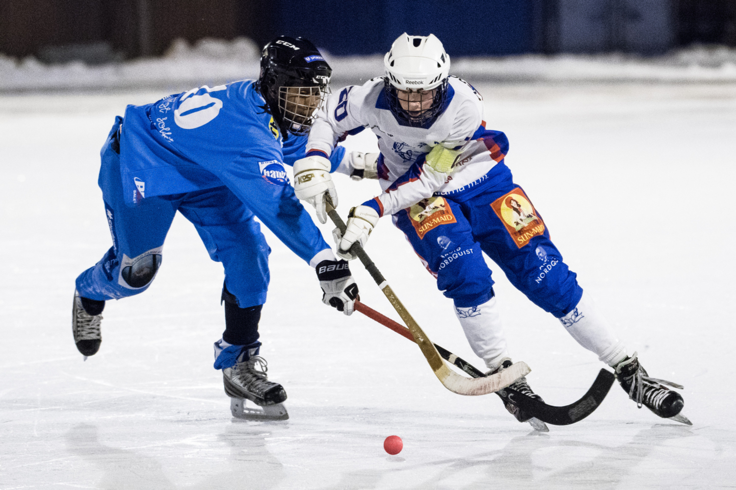 Två bandyspelare