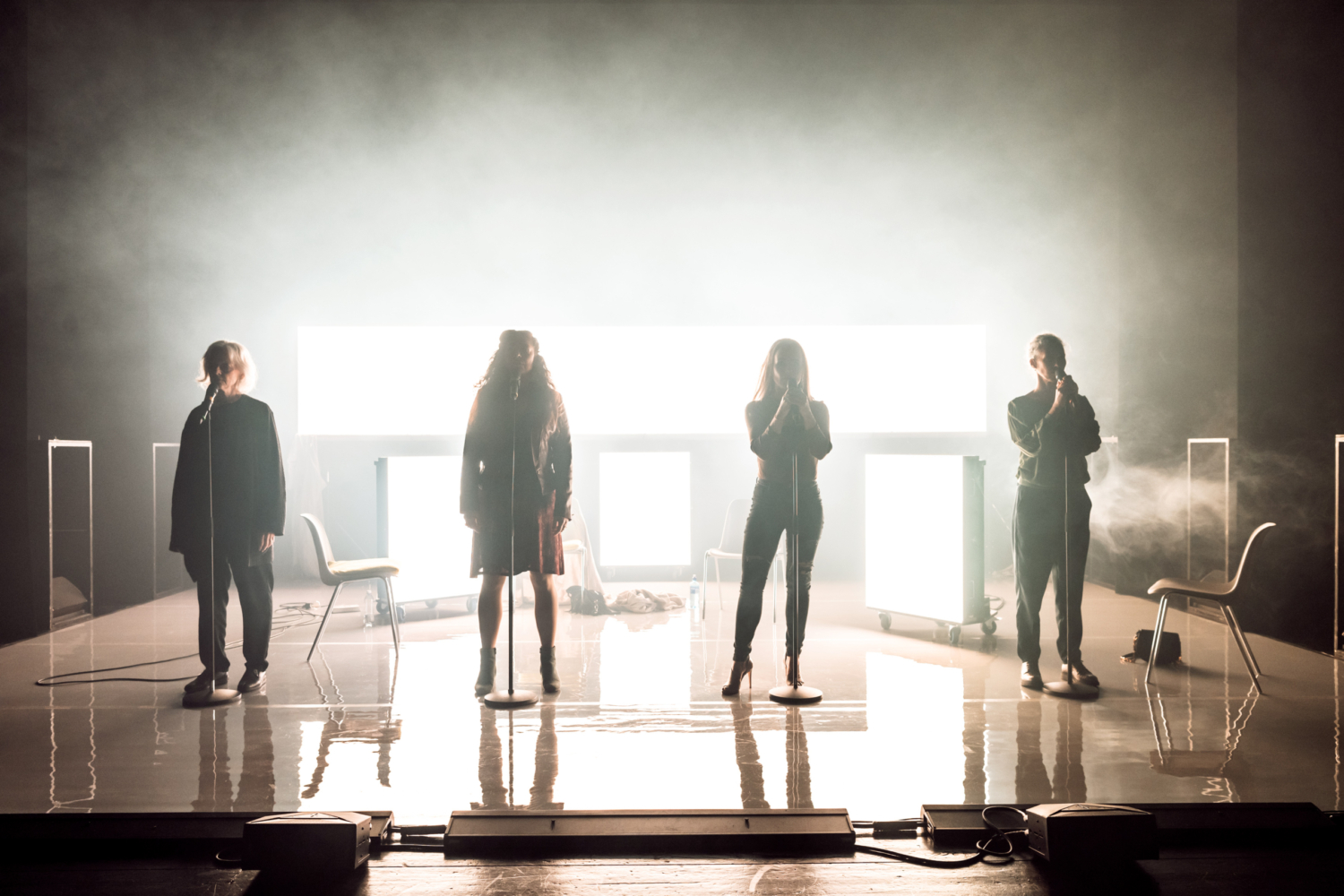 Fyra kvinnor på en scen.