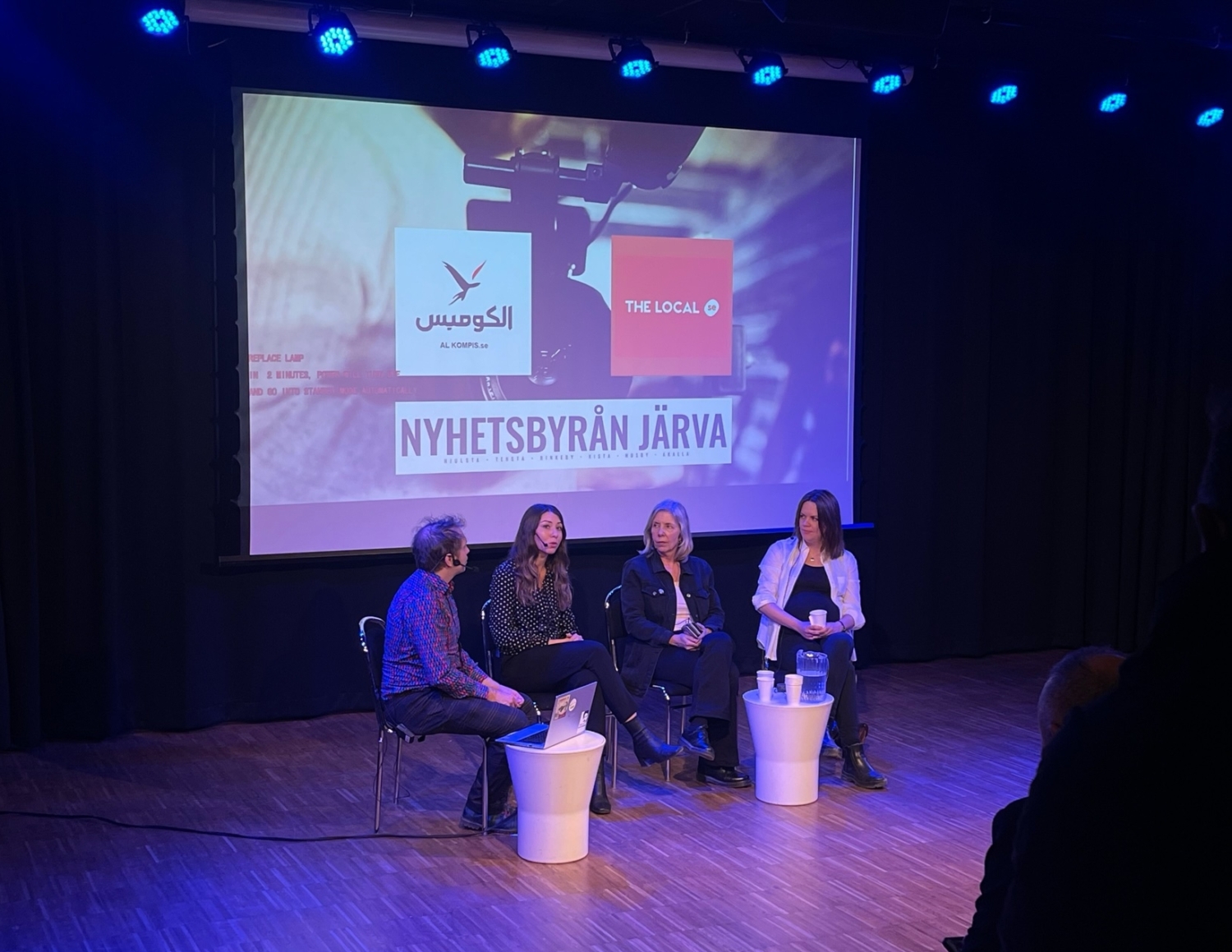 paneldebatt med en man och tre kvinnor.