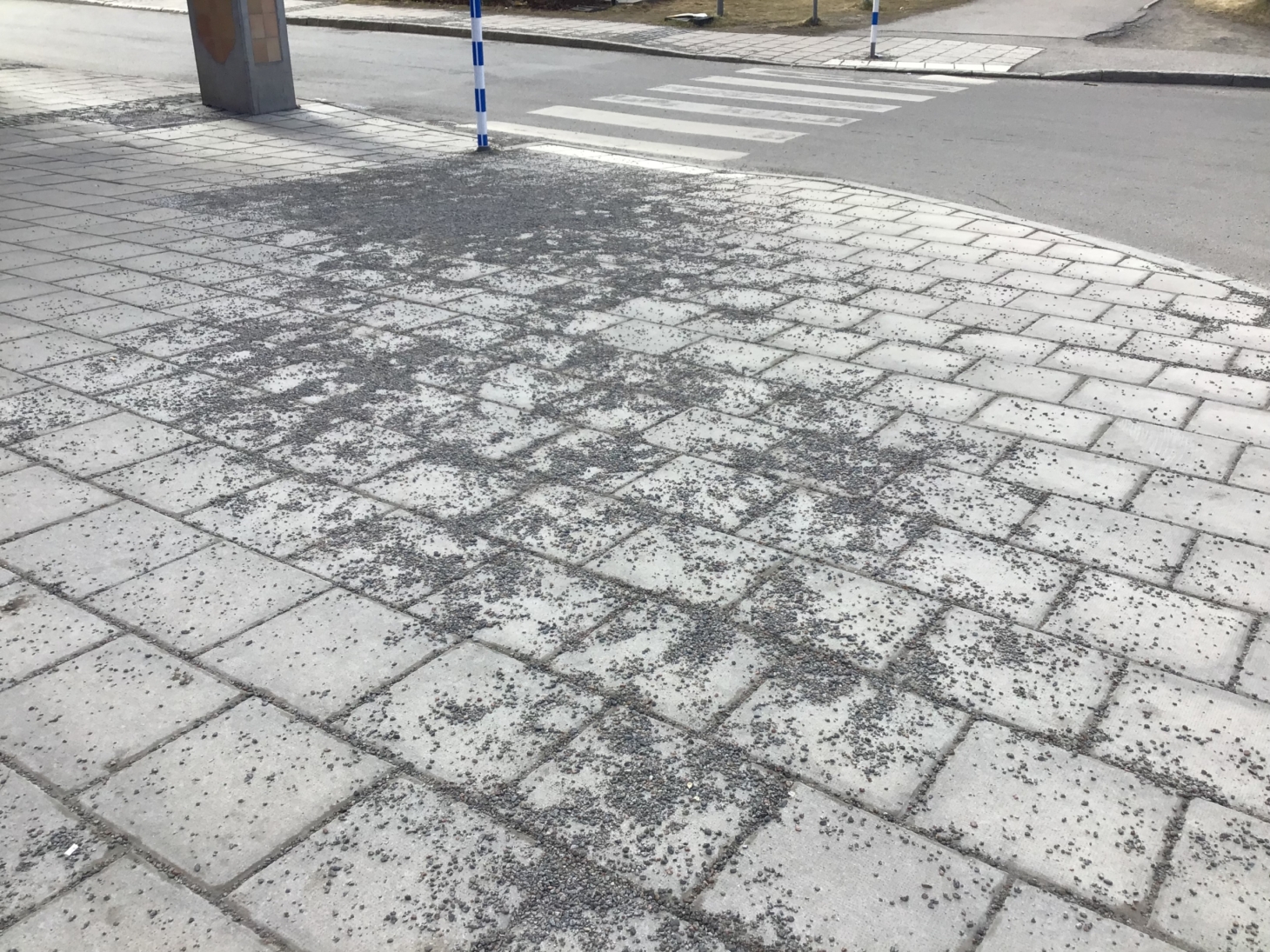 Grus på trottoaren