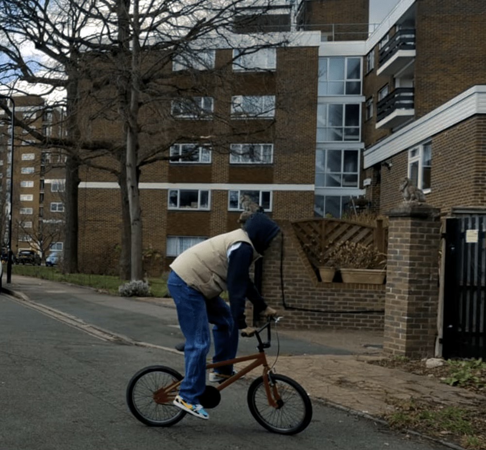 En kille på cykel.