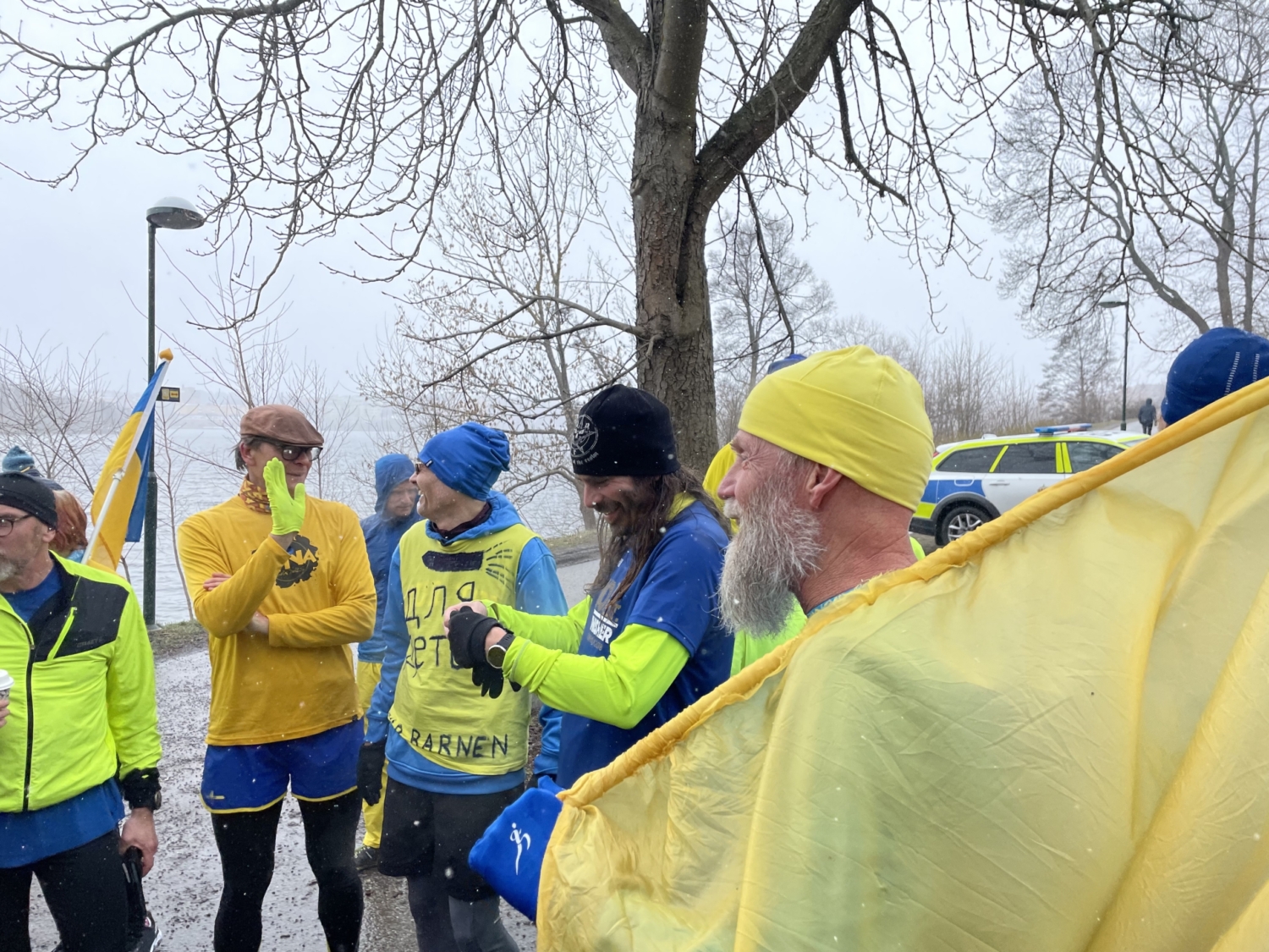 Löpare i blåa och gula kläder springer runt ryska ambassaden.