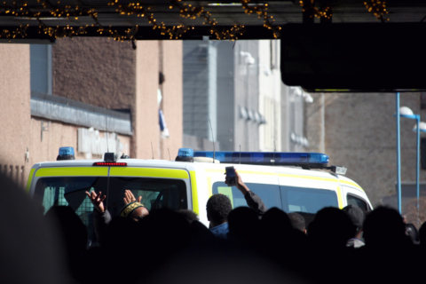 Kravallpolis lämnar Rinkeby torg i samband med Paludans koranbränning
