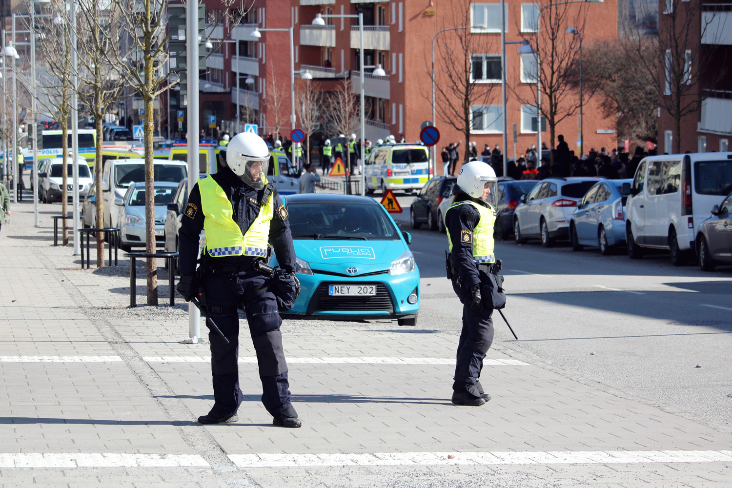 Kravallpoliser på Rinkeby Allé i samband med Paludans koranbränning