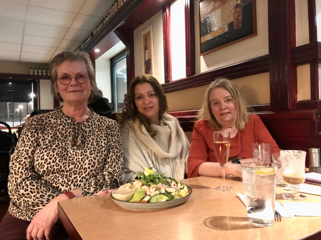 Tre kvinnor sitter vid ett bord i restaurangen.