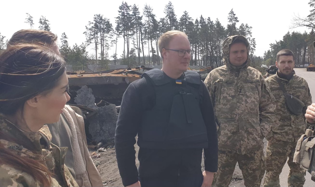 Anders Österberg med ukrainska soldater vid Bucha-fronten