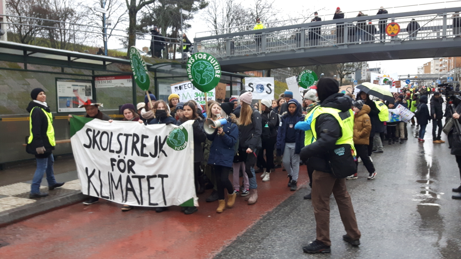 skolelever strejkar för miljön.