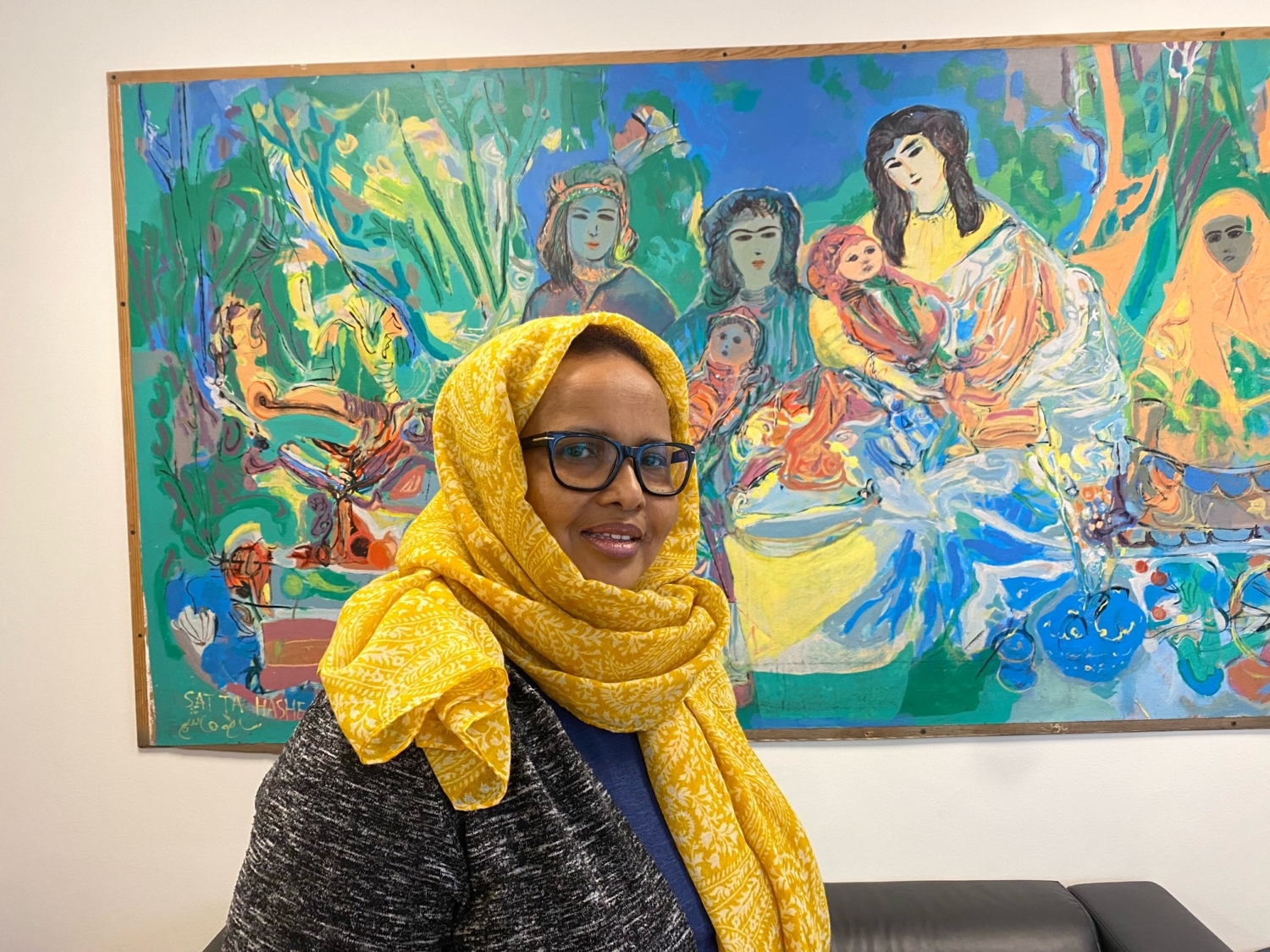 somalisk kvinna i gul, löst hängande sjal.