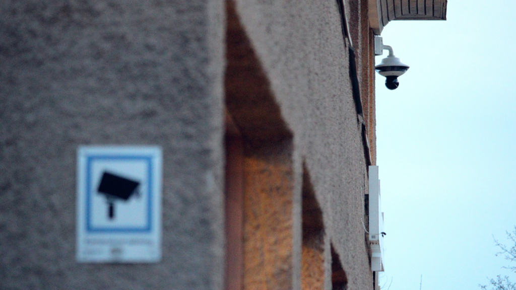 Övervakningskamera polisbevakning Rinkeby Folkets hus