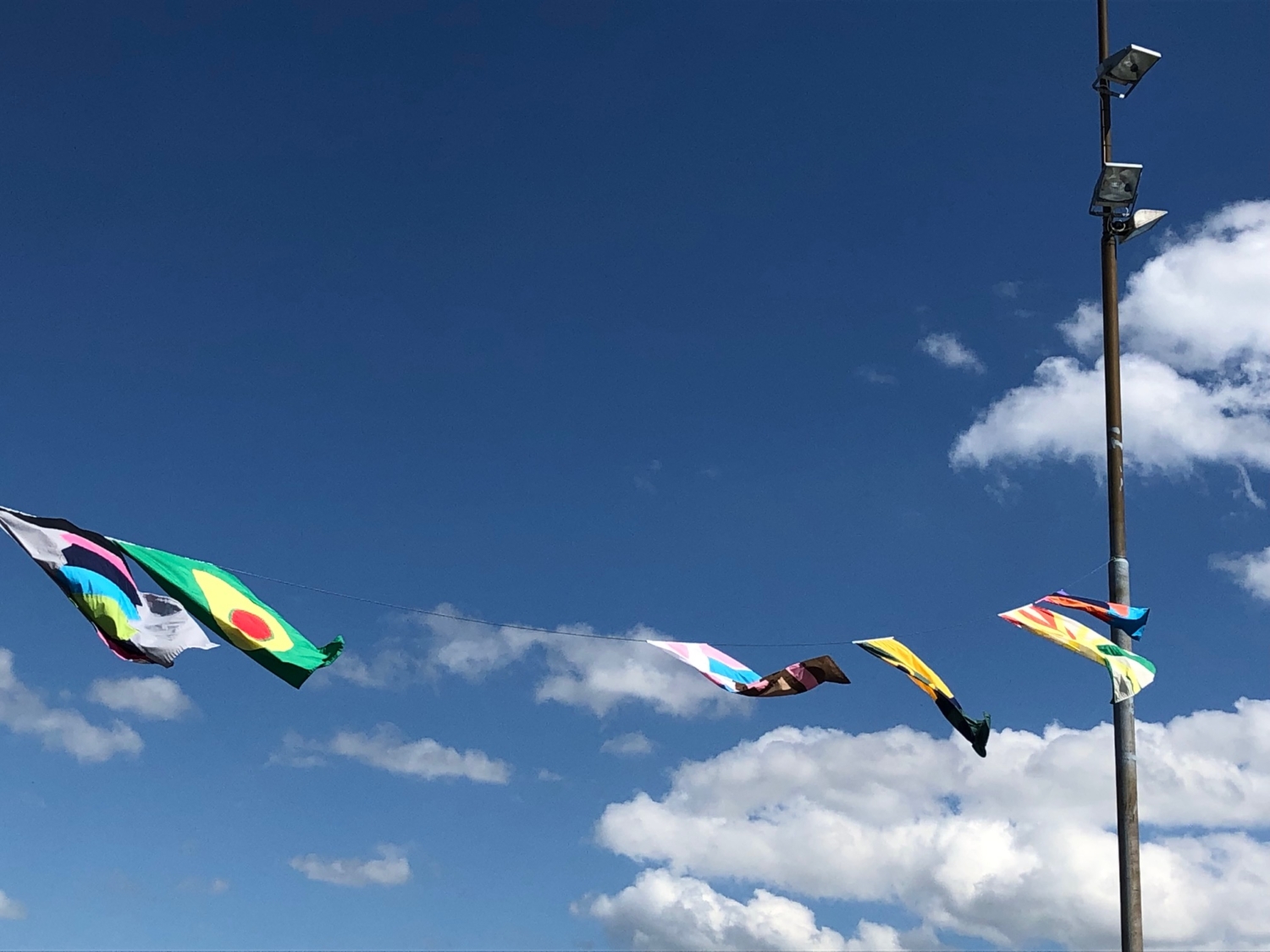 Flaffvimplar i luften mot blå himmel