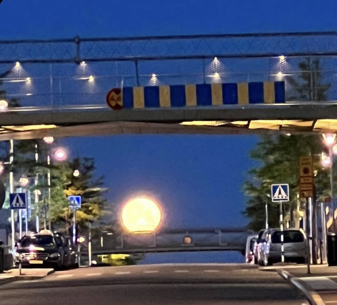 En ovanligt stor mnåne lyser på himlen ovanför Rinkebystråket