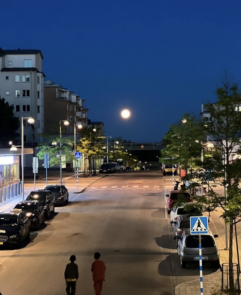 En ovanligt stor mnåne lyser på himlen ovanför Rinkebystråket