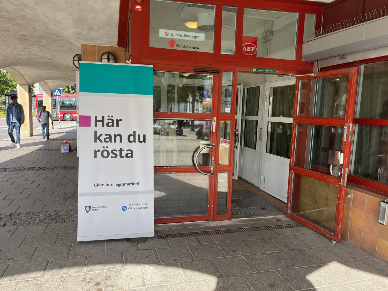 Ingången till vallokalen i Rinkeby.