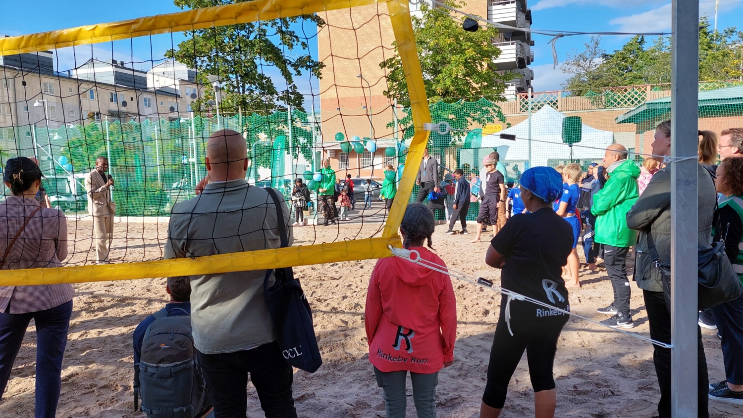 Hemmaplanen är en sandyta för beachvolleyboll.