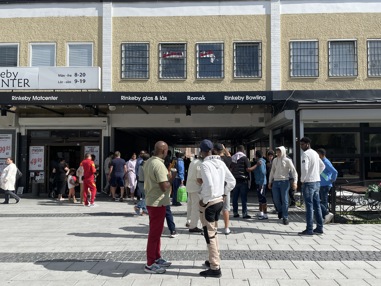 Folksamling utanför Rinkeby folkets hus