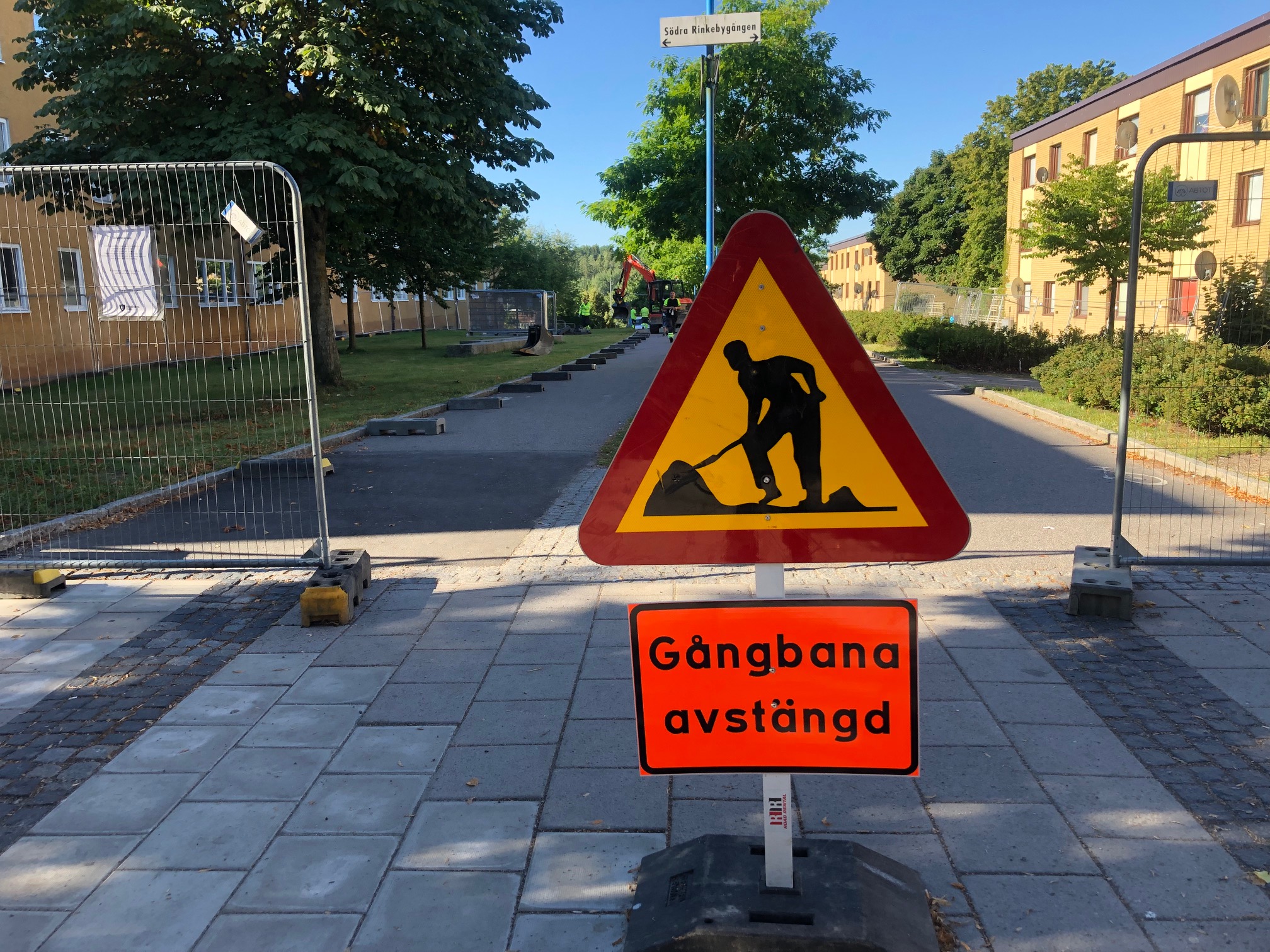 en varningsskylt med texten gångbana avstängd framför en gångväg