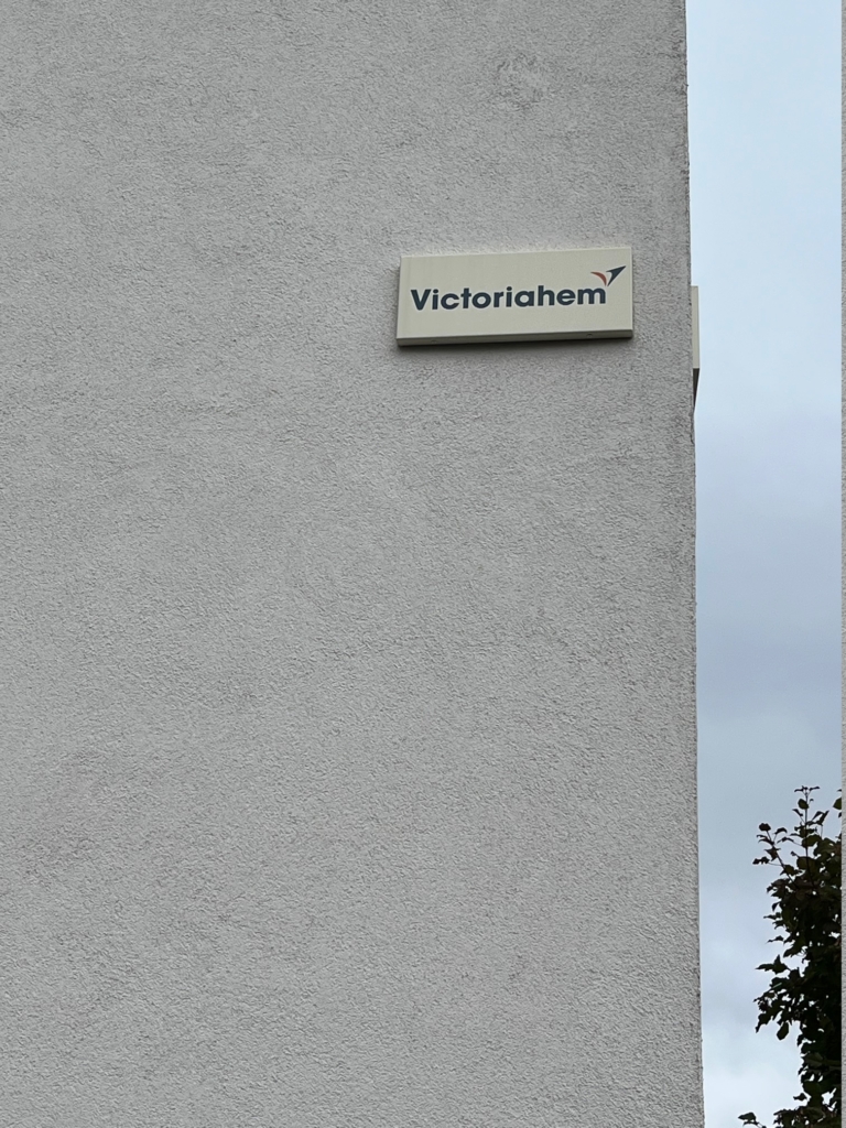 Victoriahems skylt på en husvägg