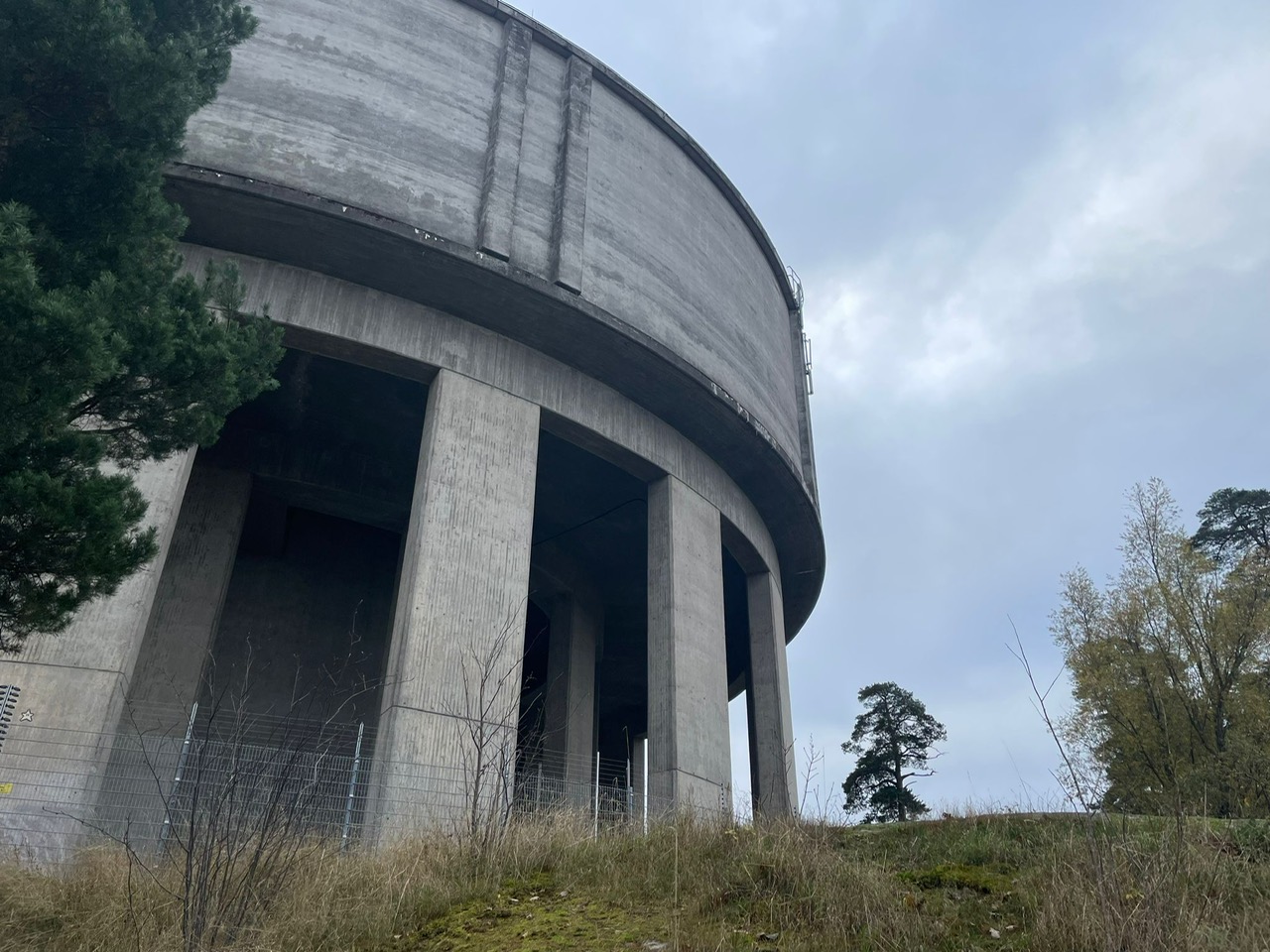 Ett runt vattentorn, fotograferat snett underifrån.