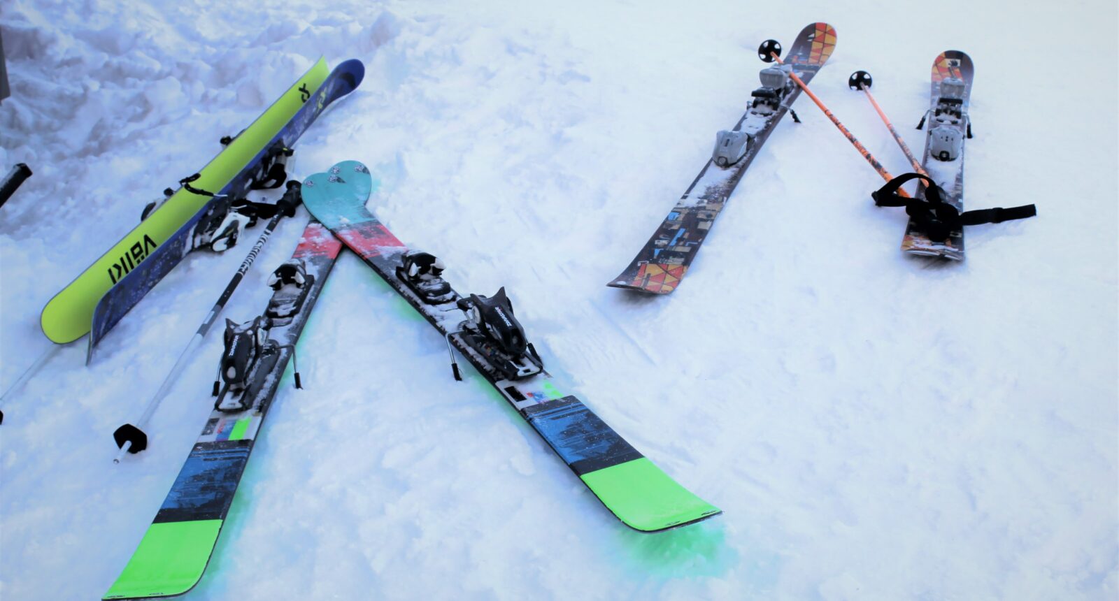 två par skidor i snö