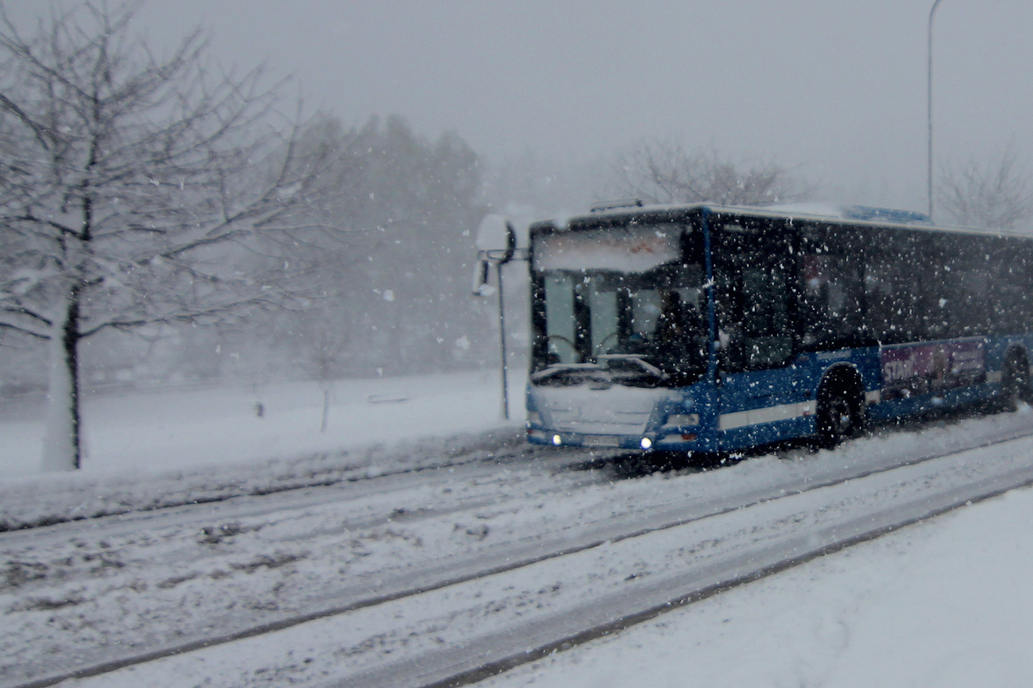 Buss vinter snö