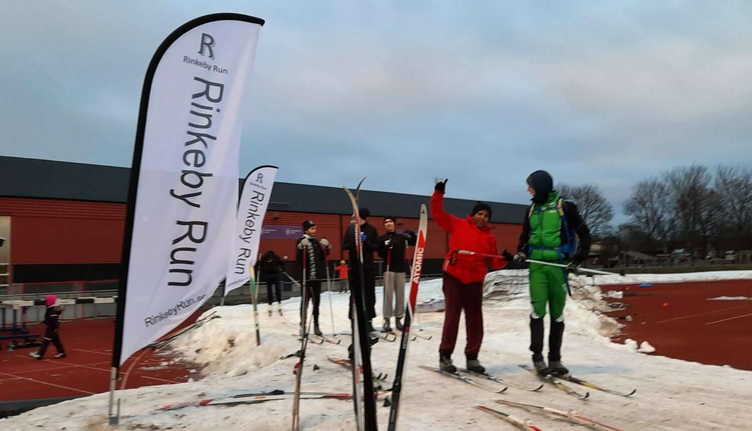 Skidåkare på konstsnöspåret på Spånga IP.