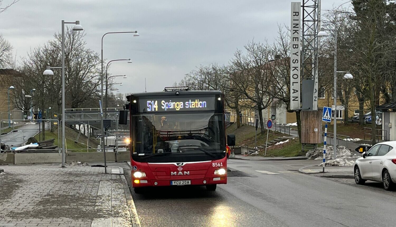 bild på röd buss