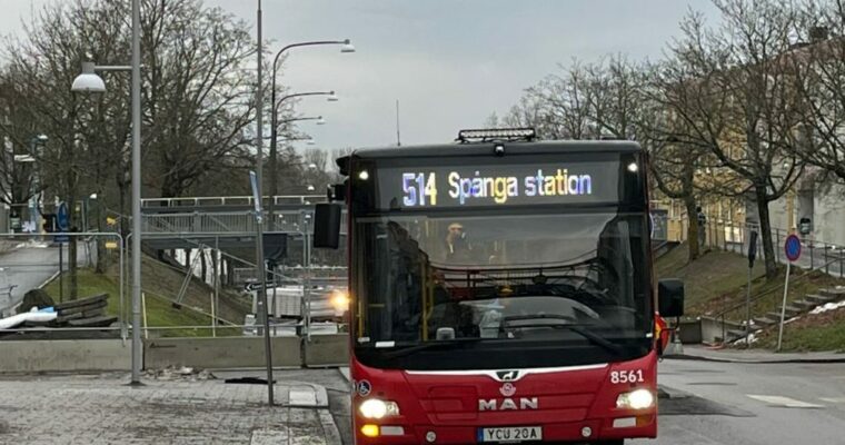 bild på röd buss