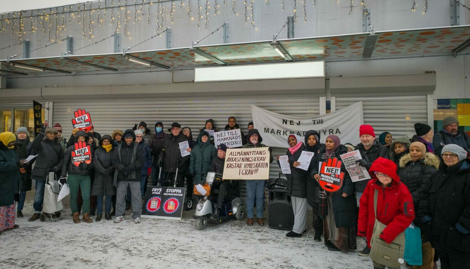 Människor protesterar på Husby torg i kylan.