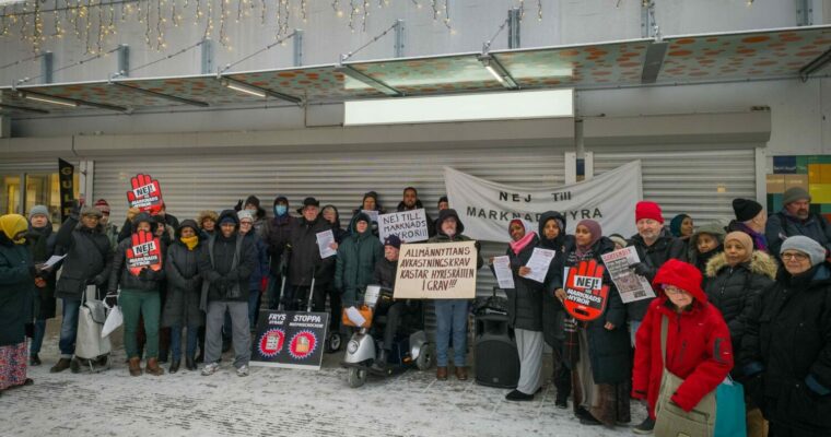 Människor protesterar på Husby torg i kylan.