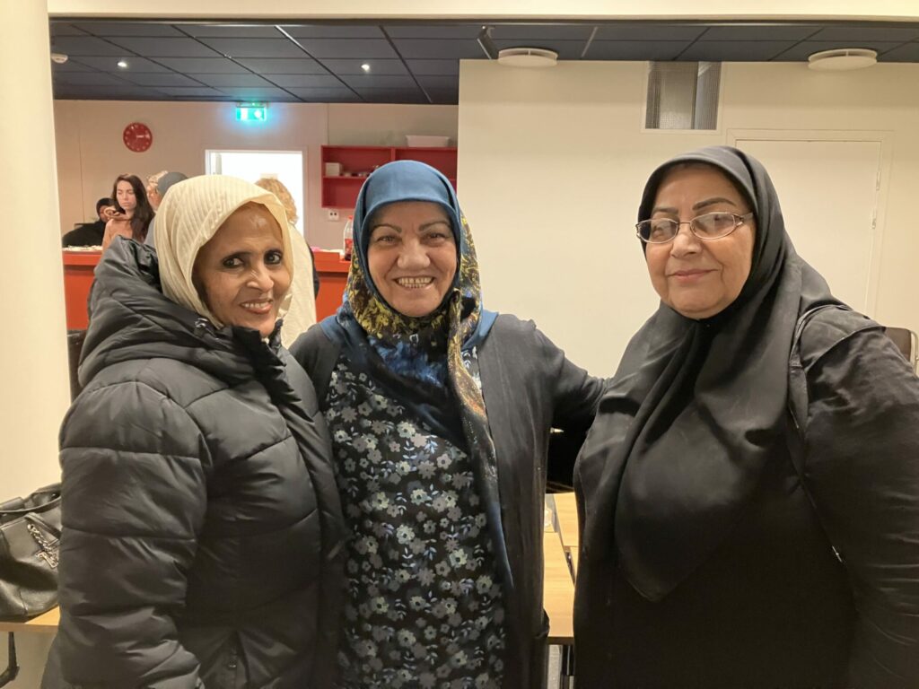 Tre kvinnor i hijab.