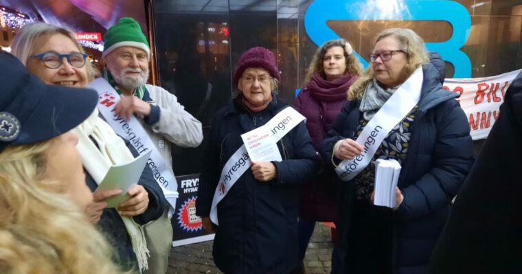 Demonstranter utanför Svenska bostäders kontor.