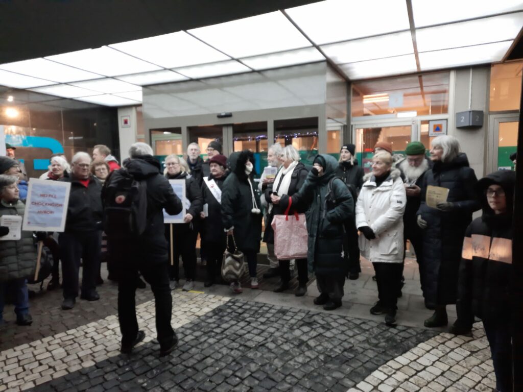 Demonstranter utanför Svenska bostäders kontor.