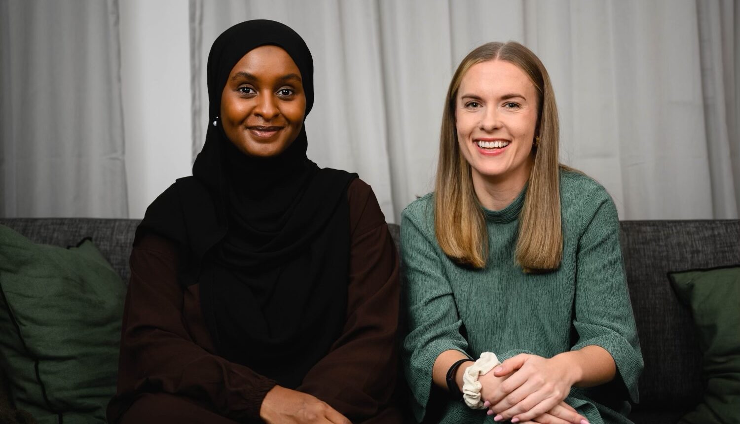 bild på Deqa Abukar, svart kvinna med slöja, och en blond kvinna i gröna kläder; Julia Lundin