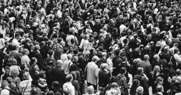 en gigantisk folkmassa, svartvit bild.