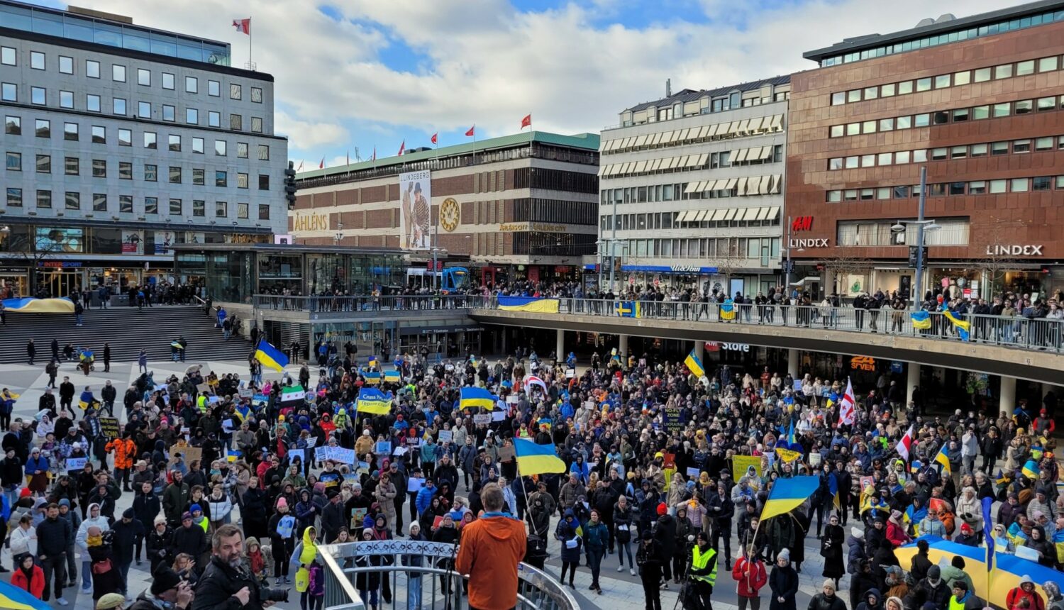 Massor med människor på Sergels torg som demonstrerar mot kriget i Ukraina.