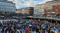 Massor med människor på Sergels torg som demonstrerar mot kriget i Ukraina.