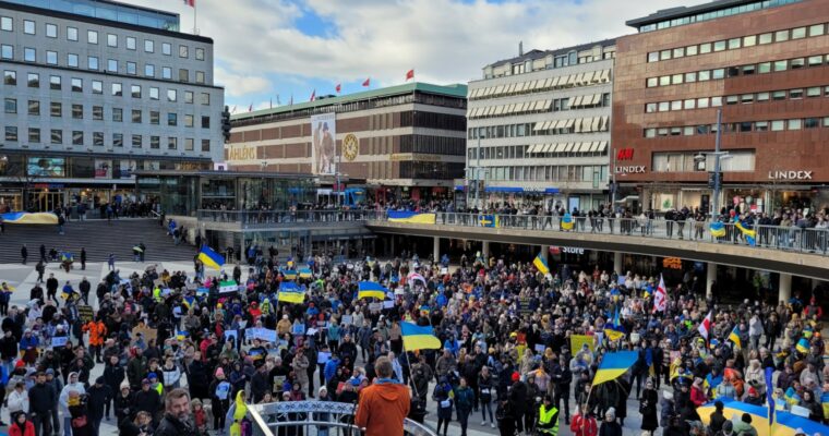 Massor med människor på Sergels torg som demonstrerar mot kriget i Ukraina.