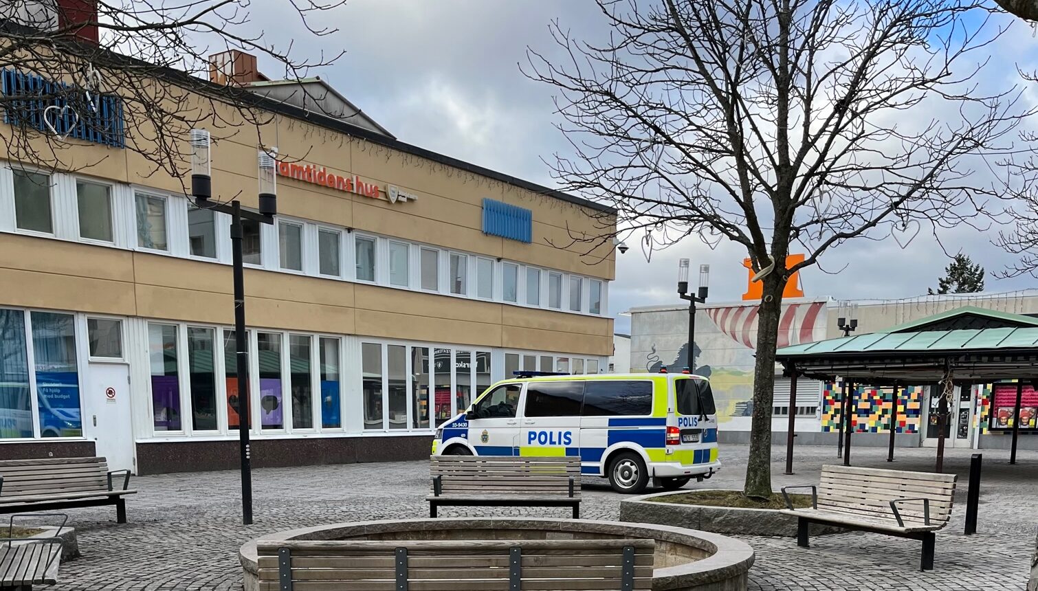 En polispoiket mitt på Husby torg. Tomt på torget.