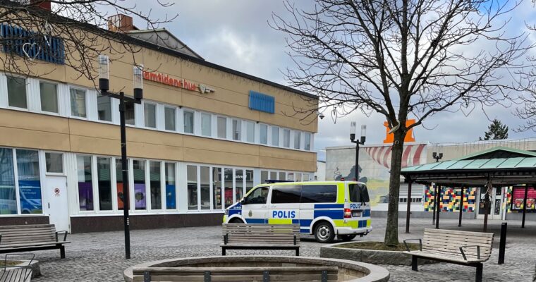 En polispoiket mitt på Husby torg. Tomt på torget.