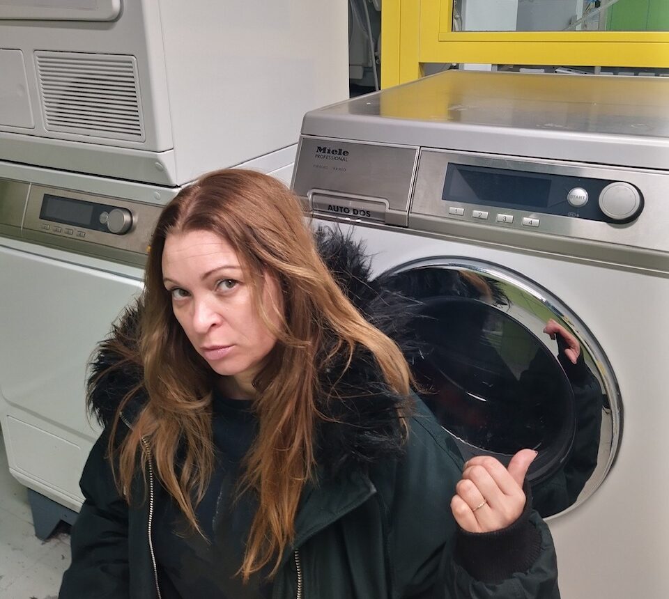 Kvinna framför en tvättmaskin