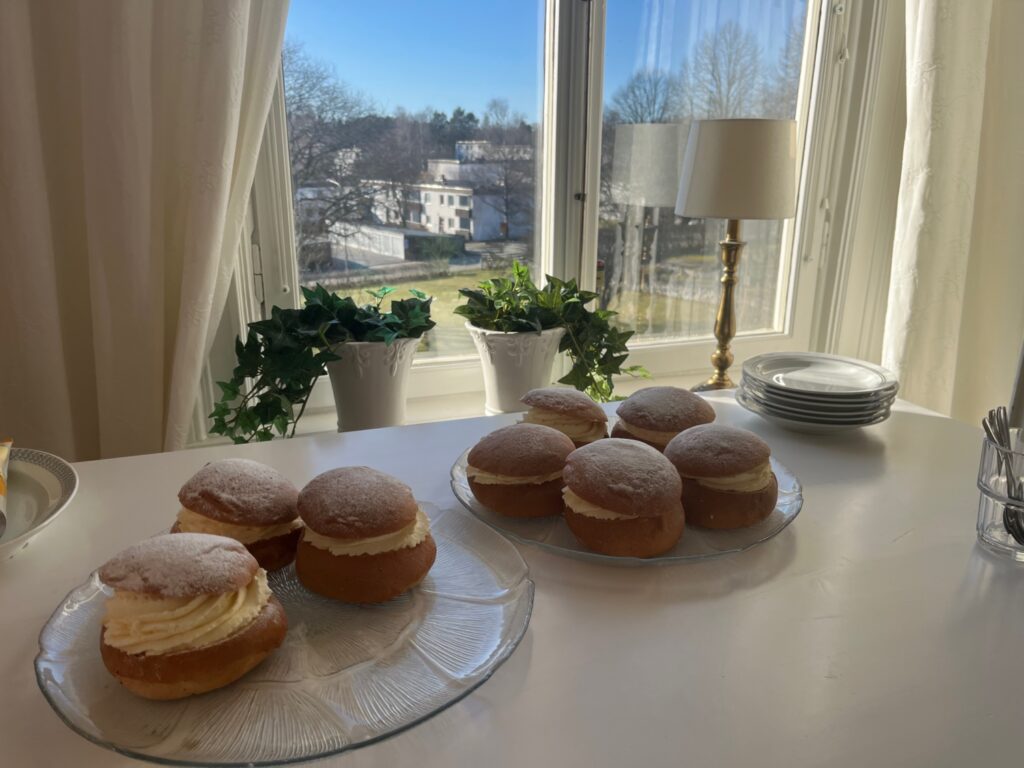 Semlor på fat på ett bord inne i prästgården.