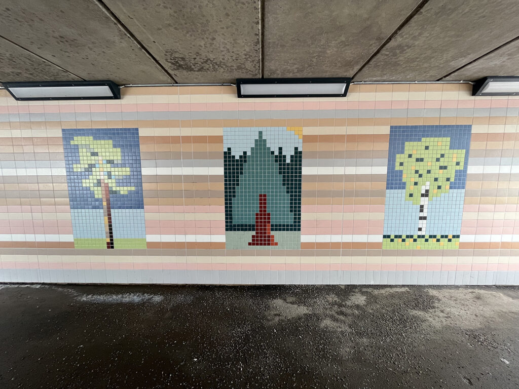 mosaikbeklädd gångtunnel