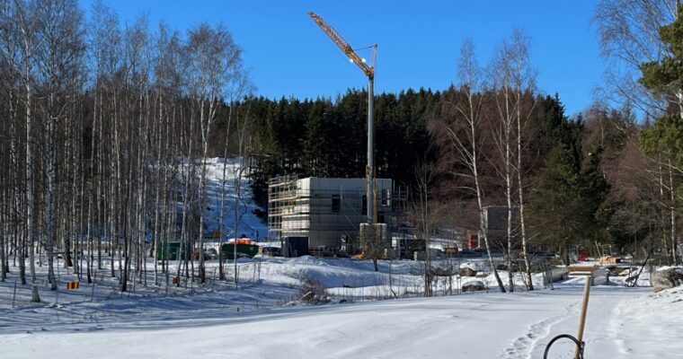 gul lyftkran som används för att bygga ceremonibyggnaden på Järva begravningsplats