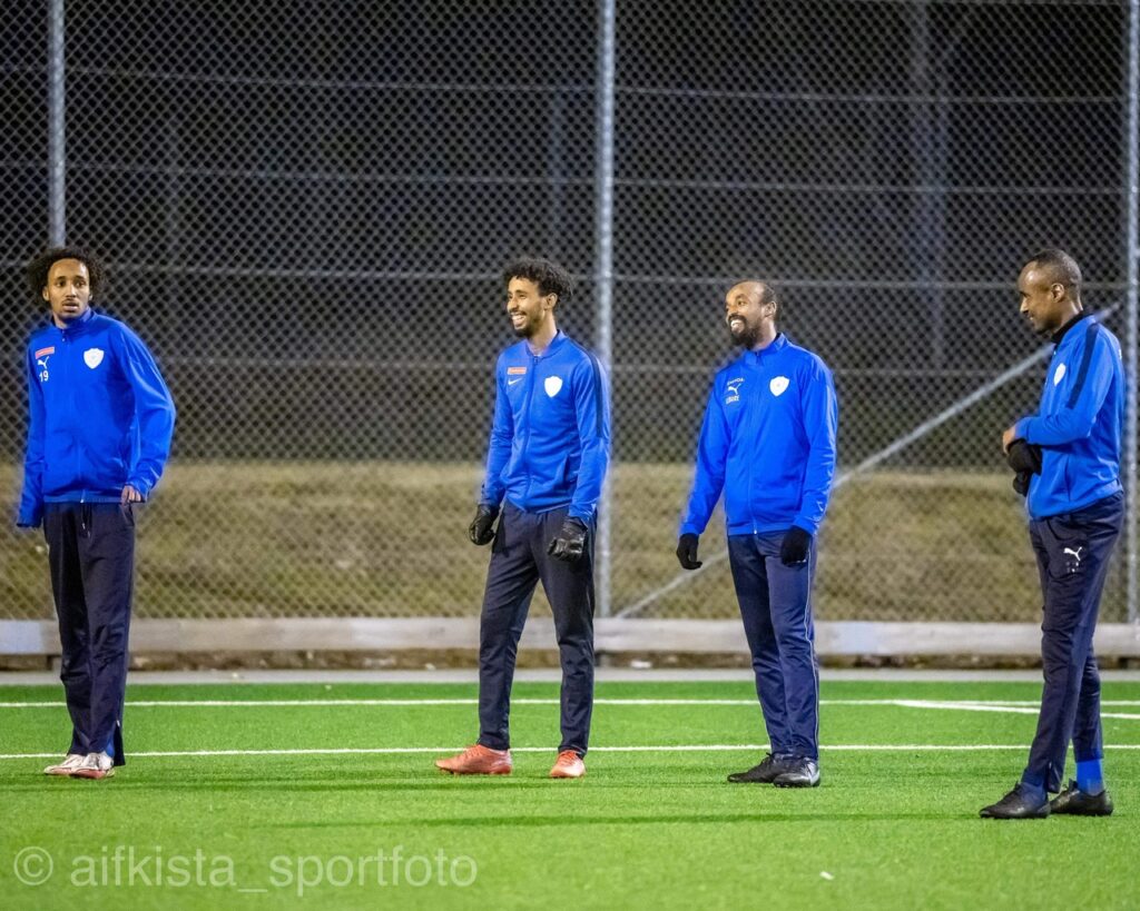 Fotbollsspelare tränar i mörkret under elbelysningen på Knutby BP.