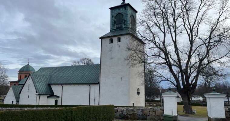 Spånga kyrka på avstånd.