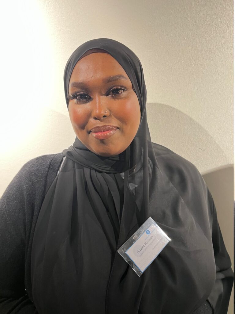 Kvinna i svart hijab.