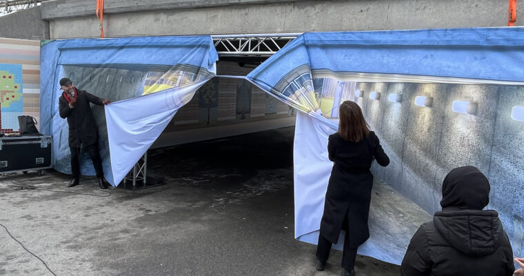 man och kvinna avtäcker gångtunnel vid invigning